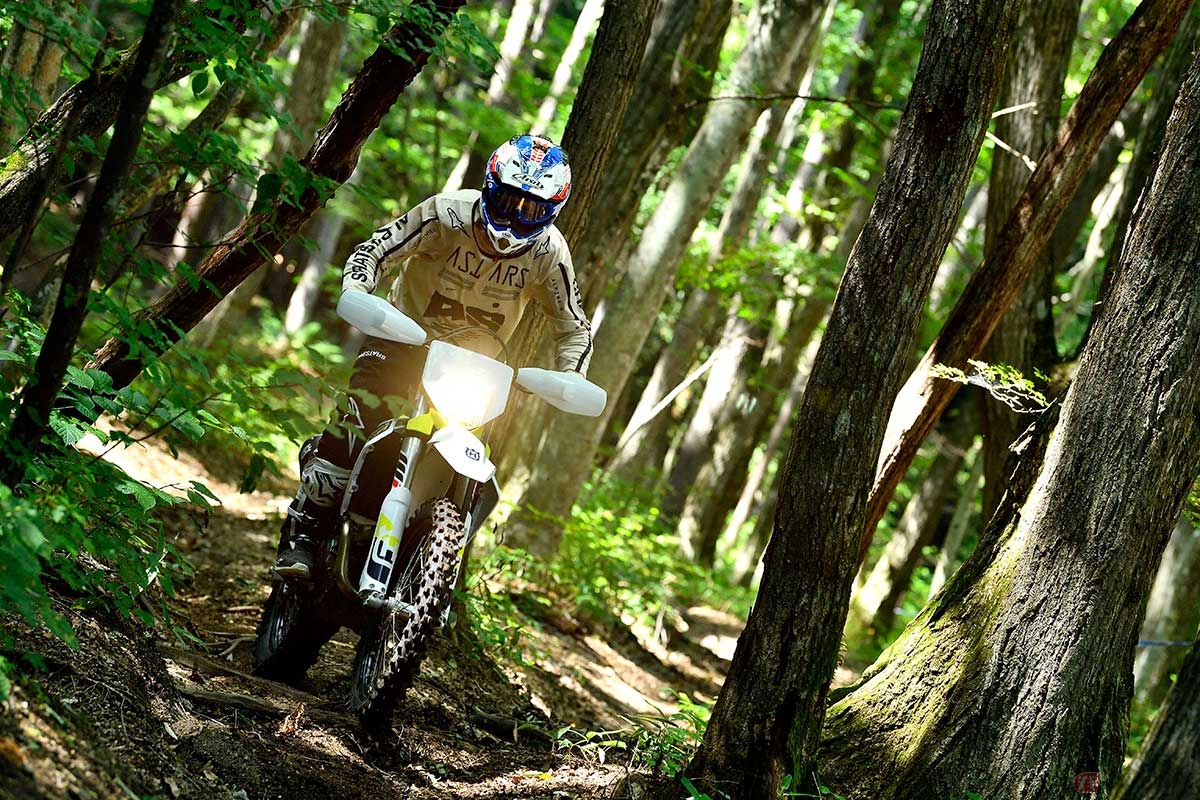 ハスクバーナ「FE 350」(2023年型)に試乗する筆者(青木タカオ)
