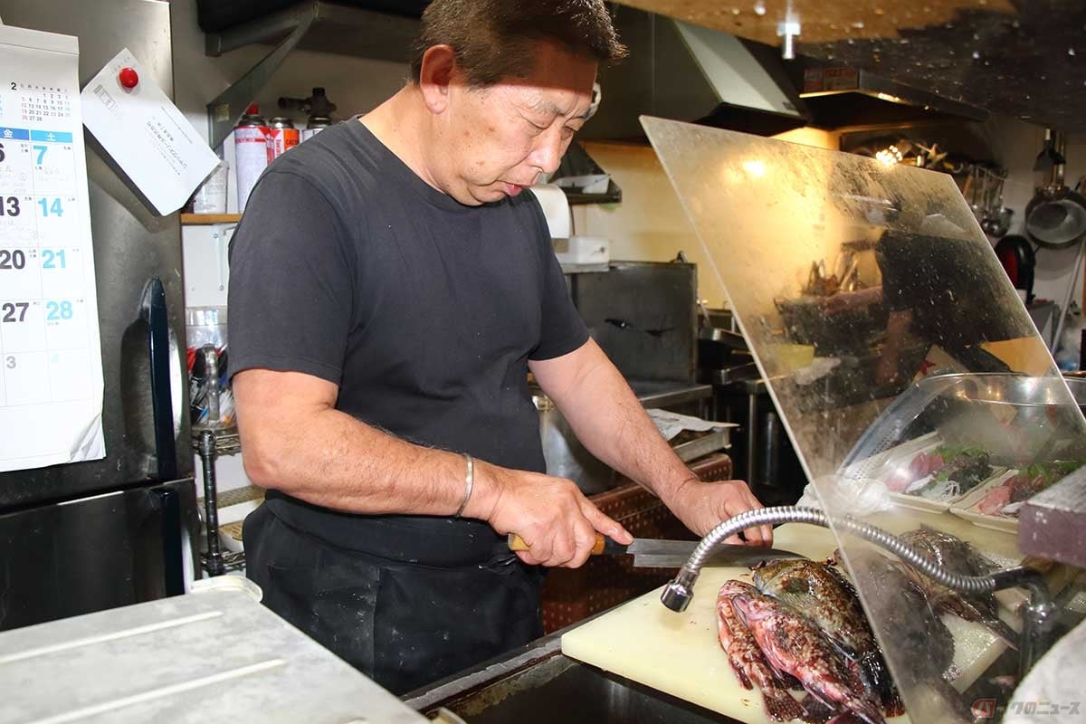 魚はご主人が横須賀市の長井や佐島漁港から直接買い付けている。この日はカサゴ、たかのは鯛、ナマコがオススメだった