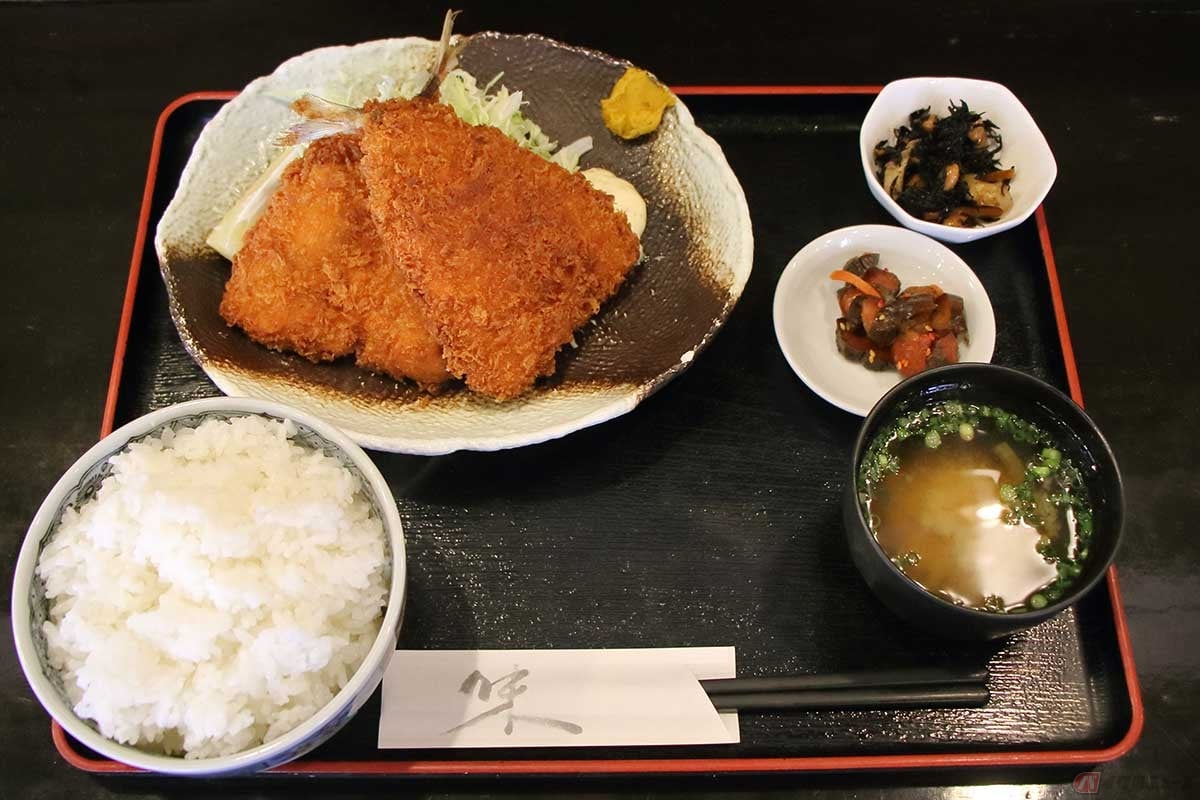「漁師小屋」のランチメニュー、「アジフライ定食」はアジフライ2枚に小鉢、ご飯、みそ汁、漬物がセットで850円