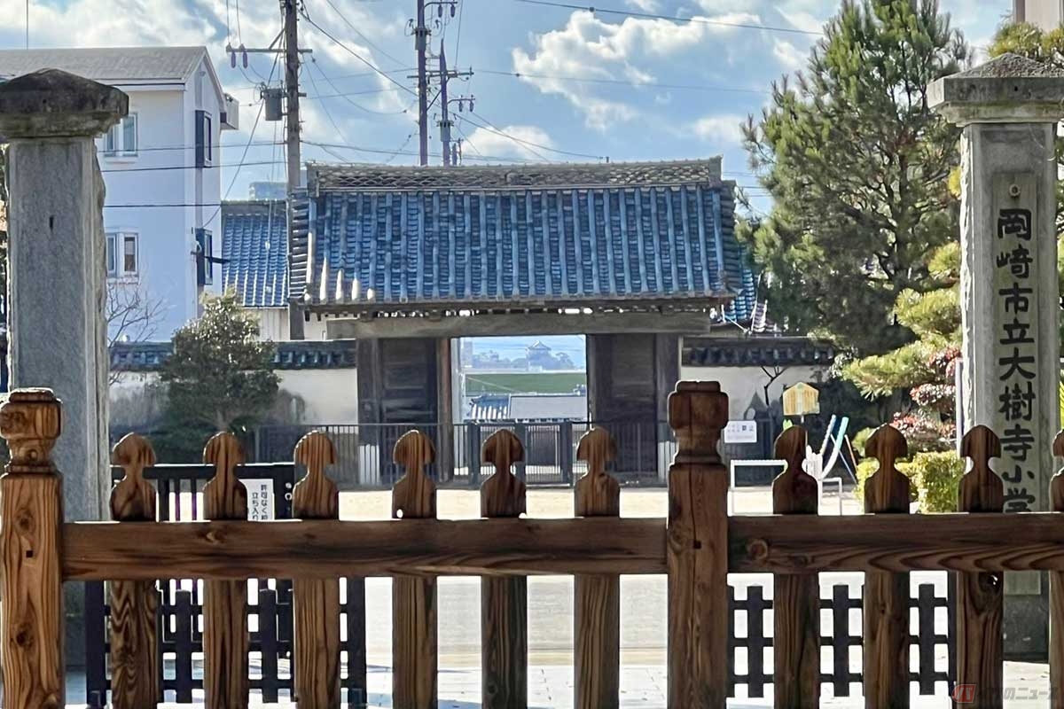 「大樹寺」から「岡崎城」を望む「ビスタライン 」。3代将軍家光が先祖の眠る「大樹寺」を拝することができるようにと、380年守られてきた景観