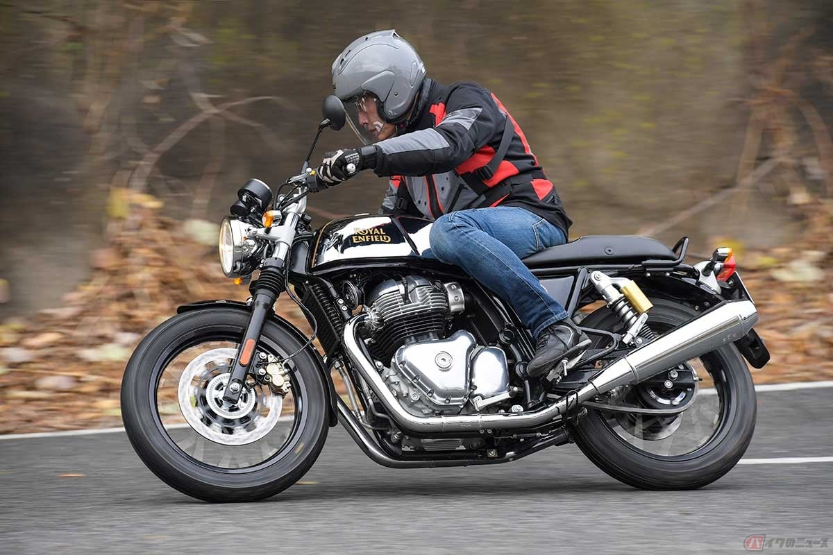 ロイヤルエンフィールド「Continental GT 650」に試乗する筆者(松井勉)