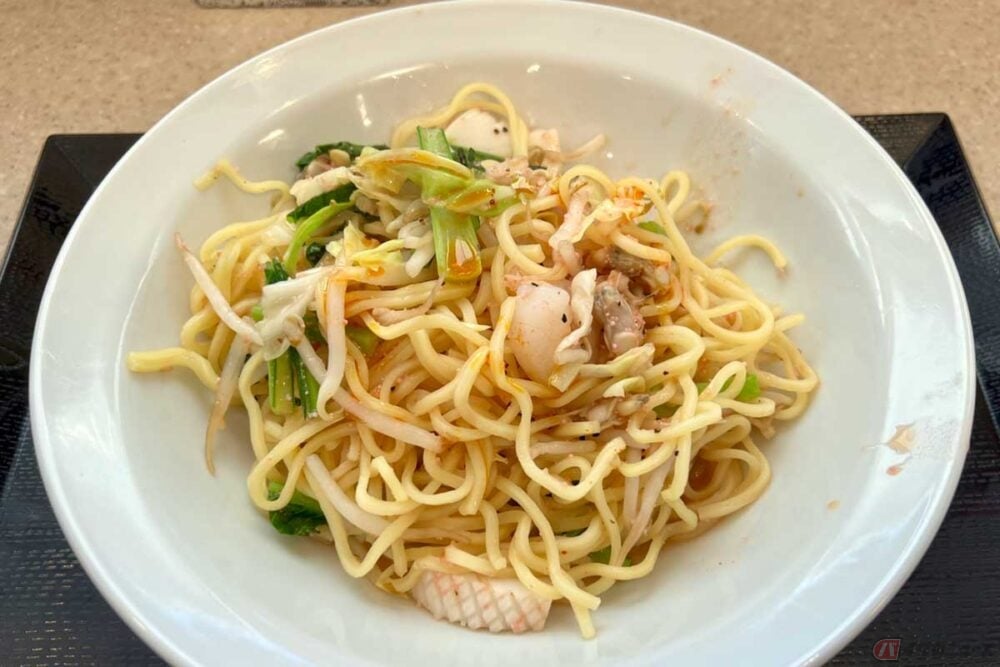 東関道「湾岸幕張PA」(下り)でいただく日替わり定食「海鮮塩焼きそば」(890円)は、券売機のメニュー写真ほど汁はなく、見た目はいわゆる塩焼きそばらしいもの。シンプルながら味へのこだわりを感じさせる一品だった