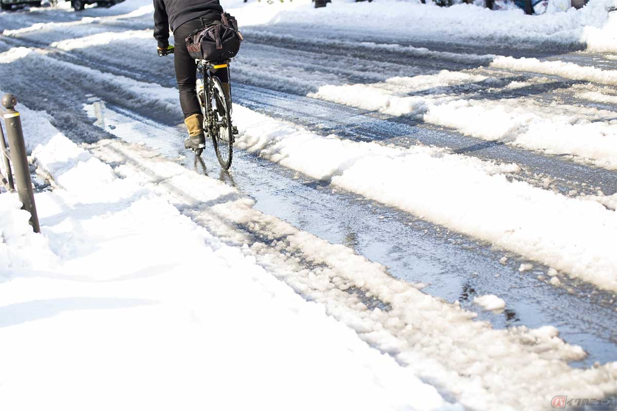 雪が積もった道路や凍結した路面を自転車で走ることは危険でしかない