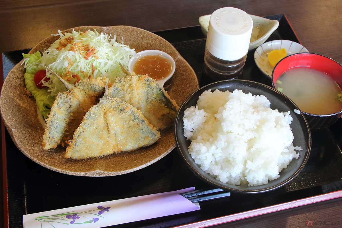 漁師の店「地魚料理 海花」の「あじフライ定食」(1000円)は、アジフライ3枚にサラダ風のキャベツの千切り、ご飯とみそ汁、小鉢、漬物がセット。ご飯の大盛りは無料