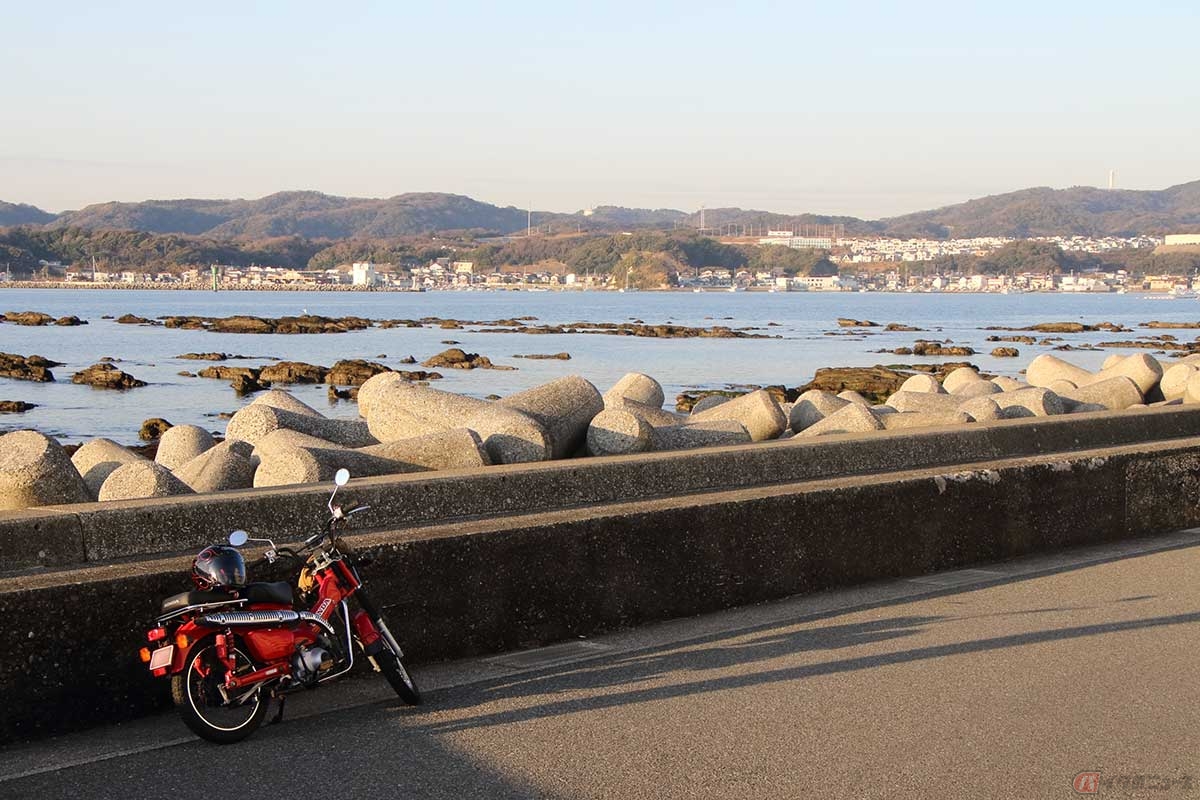 ホンダ「CT110」で長井港の反対側へ。海を眺めてのんびり。向かって右側は、海上、陸上、航空自衛隊の施設がある