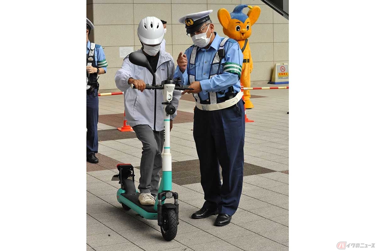 警察署主催の乗り方ルール説明会も開催されている(警視庁荒川署/日暮里駅前)