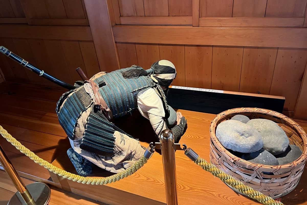 天守閣の中には、当時の町人や戦国武士の暮らしを解説する展示物が見られる。石落としを再現した人形もリアル