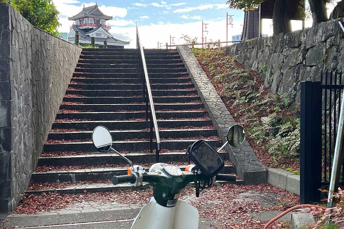 バイクは「清洲城」近くにある大型の無料駐車場へ。城までは歩いてすぐの距離