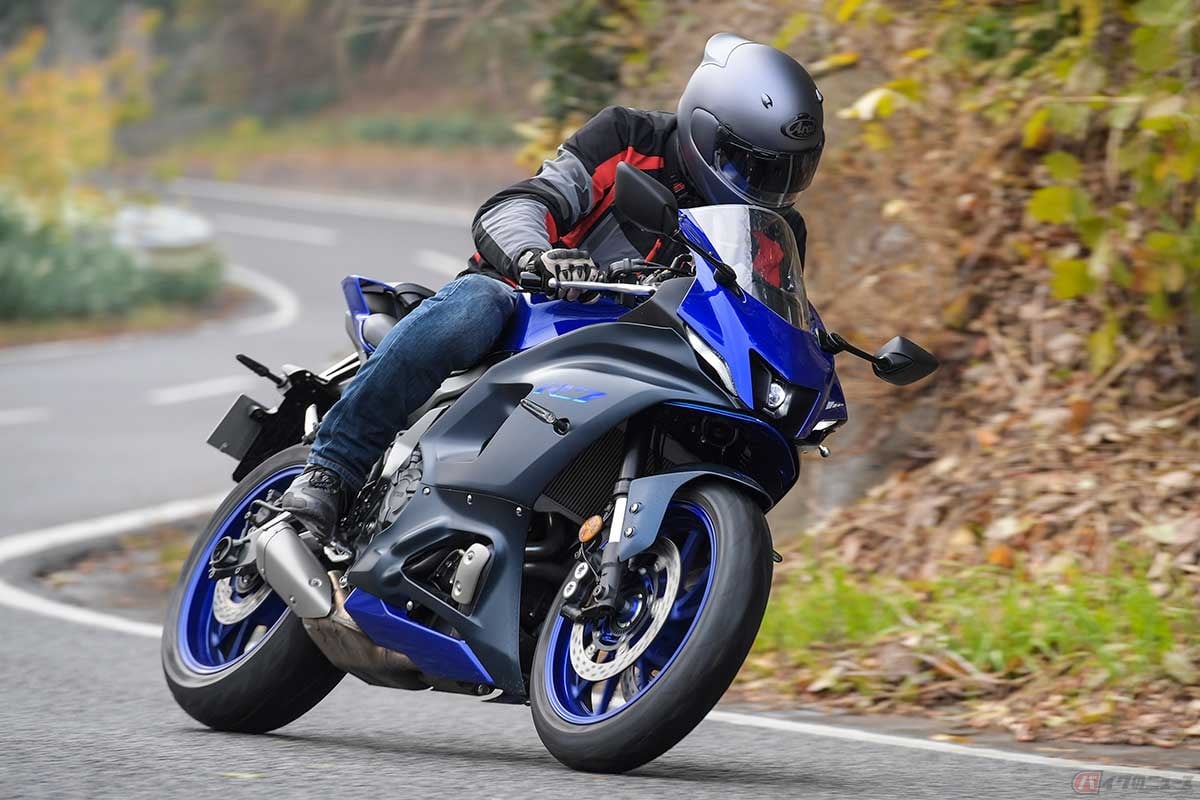 ヤマハ「YZF-R7」(2022年型)に試乗する筆者(松井勉)