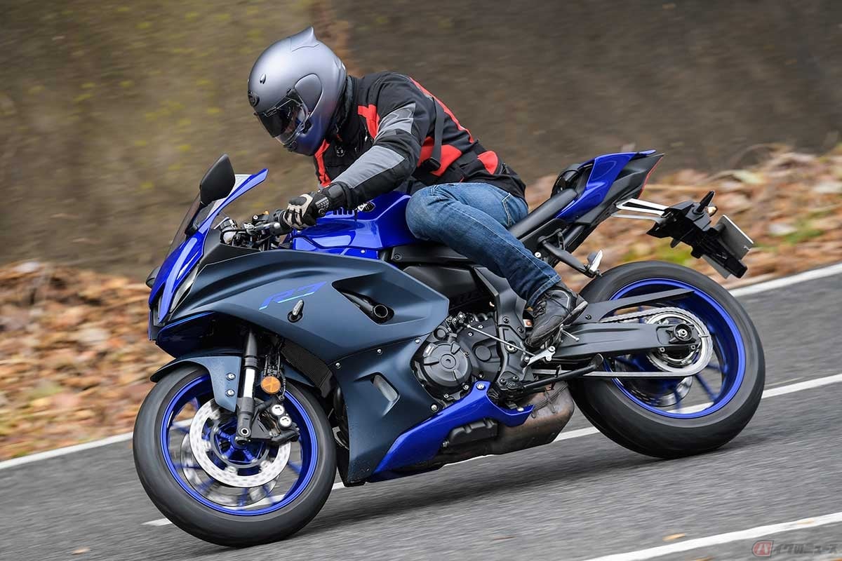 カーブが連続するローカルロードで真価を見せるヤマハ「YZF-R7」(2022年型)。充実のコーナリングワールドを楽しませてくれる