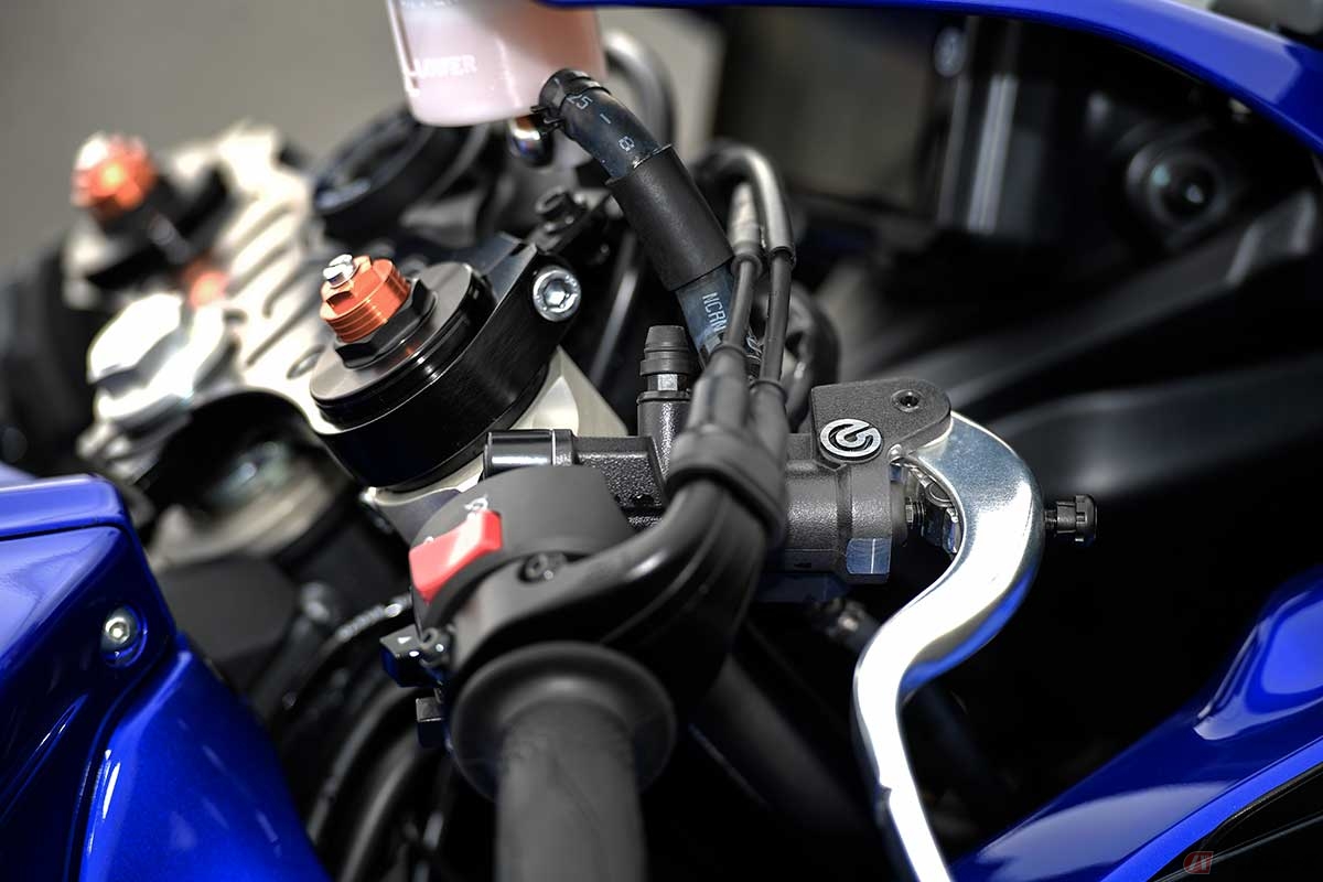 タッチも素晴らしいフロントブレーキシステムには、ブレンボ製ラジアルマスターシリンダーを標準装備