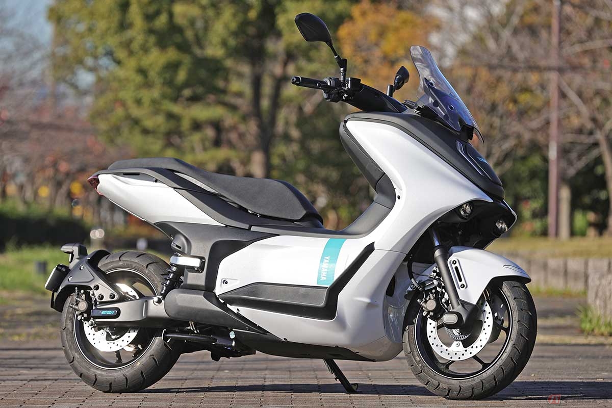 ヤマハの電動スクーター「E01」は原付2種に区分され、小型限定普通自動二輪車免許以上で乗ることができる
