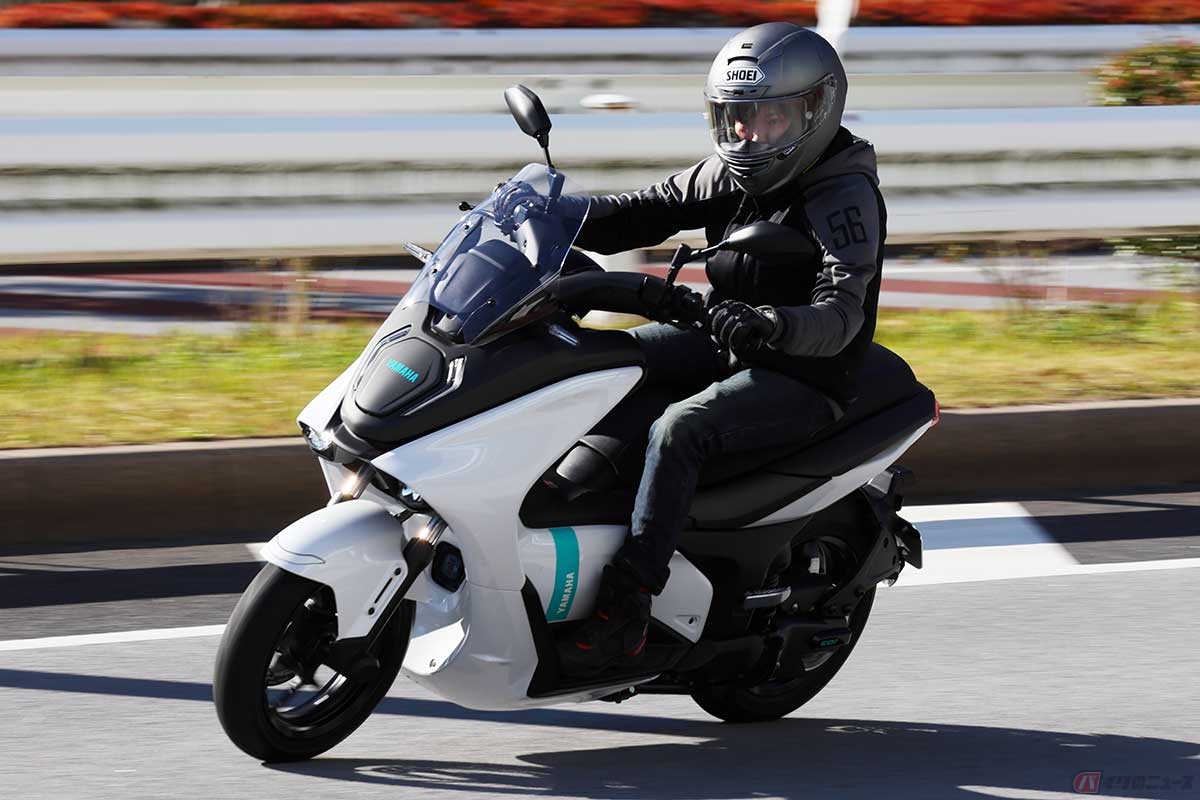 ヤマハ「E01」に試乗する筆者（伊藤英里）。小回りも利き、扱いやすい走りは街乗りで活躍しそうだと感じられた。満充電からの走行距離は104km（日本仕様車。60km／h定地走行テスト値）