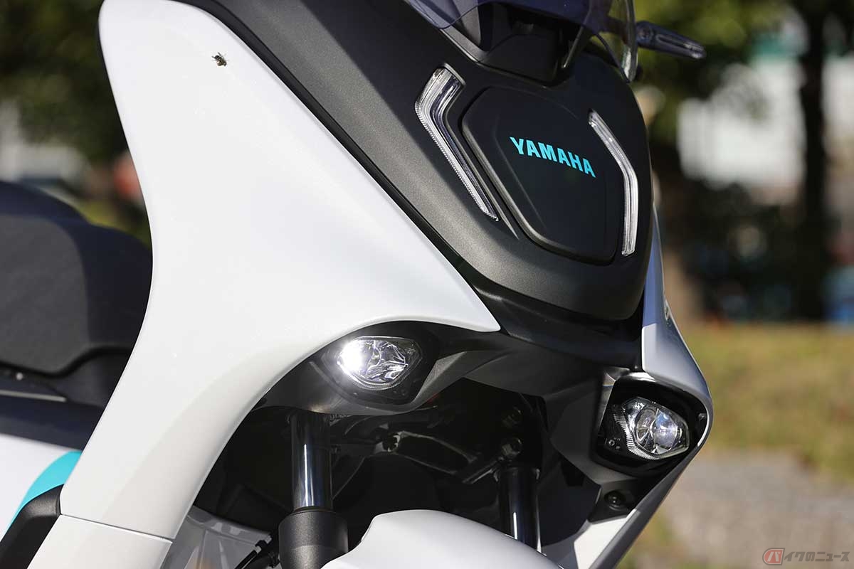 フロントカウルの中央に配置された、YAMAHAロゴのパネルを開けると充電コネクターが現れる。左右2眼ヘッドライト含め灯火類はLEDを採用