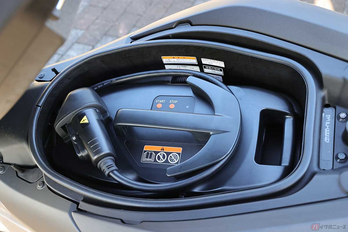 専用の「ポータブル充電器」を標準装備。100Vコンセントで充電が可能(14時間で残量0%から100%へ)。この充電器を取り除くとヘルメットも収納可能な容量約23リットルのトランクスペースとなる。バッテリー充電は「急速充電器」(約1時間で90%)と「普通充電器」(200V電源より約5時間で100%)も可能