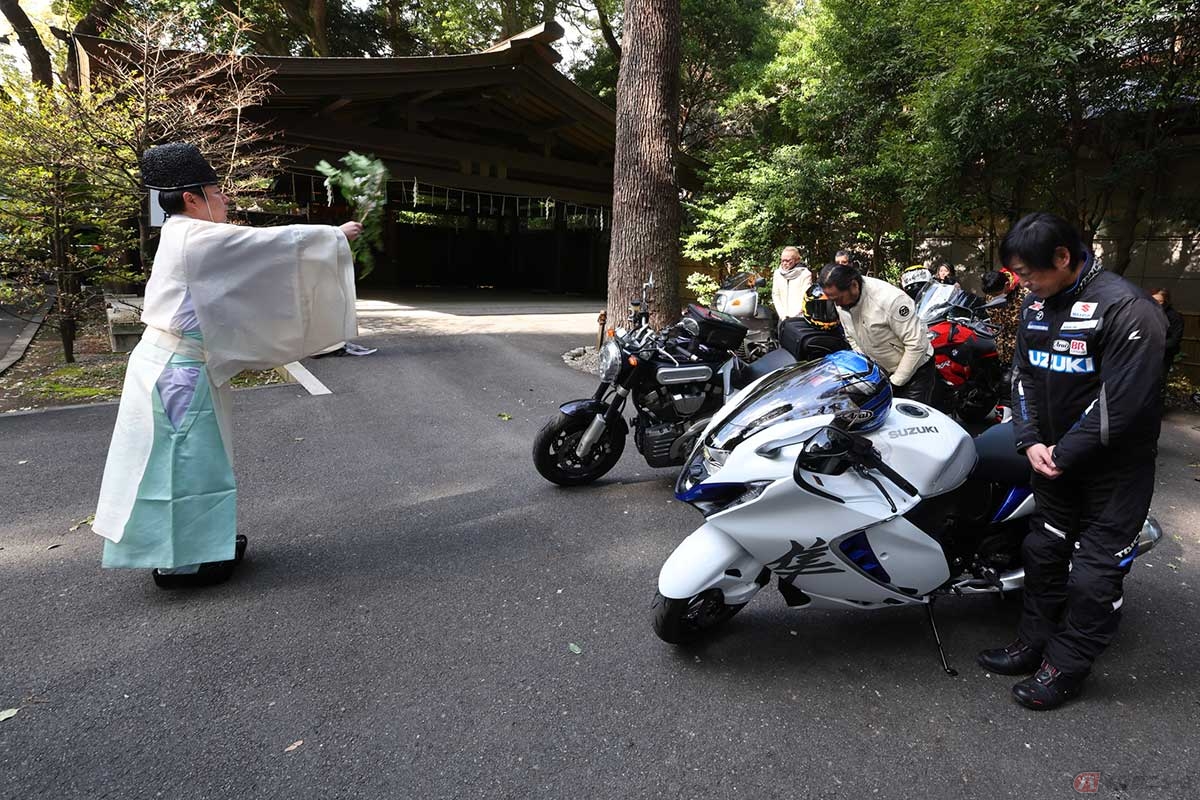 「オートバイ文化人倶楽部」の「交通安全祈念特別参拝」で明治神宮へ。本殿へ参拝の後にバイクのお祓い