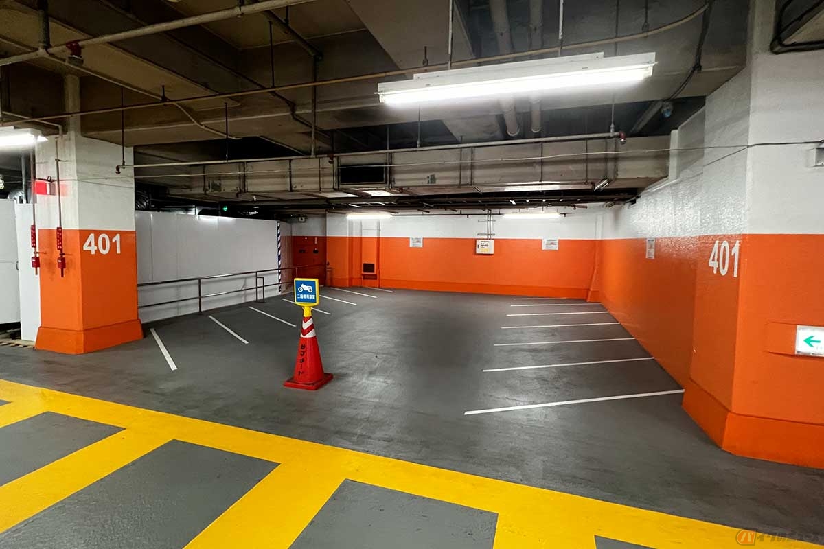 JR「新宿駅」東口にある地下商店街「新宿サブナード」の駐車場にはバイクも停められる。排気量の制限も無く大型でも安心