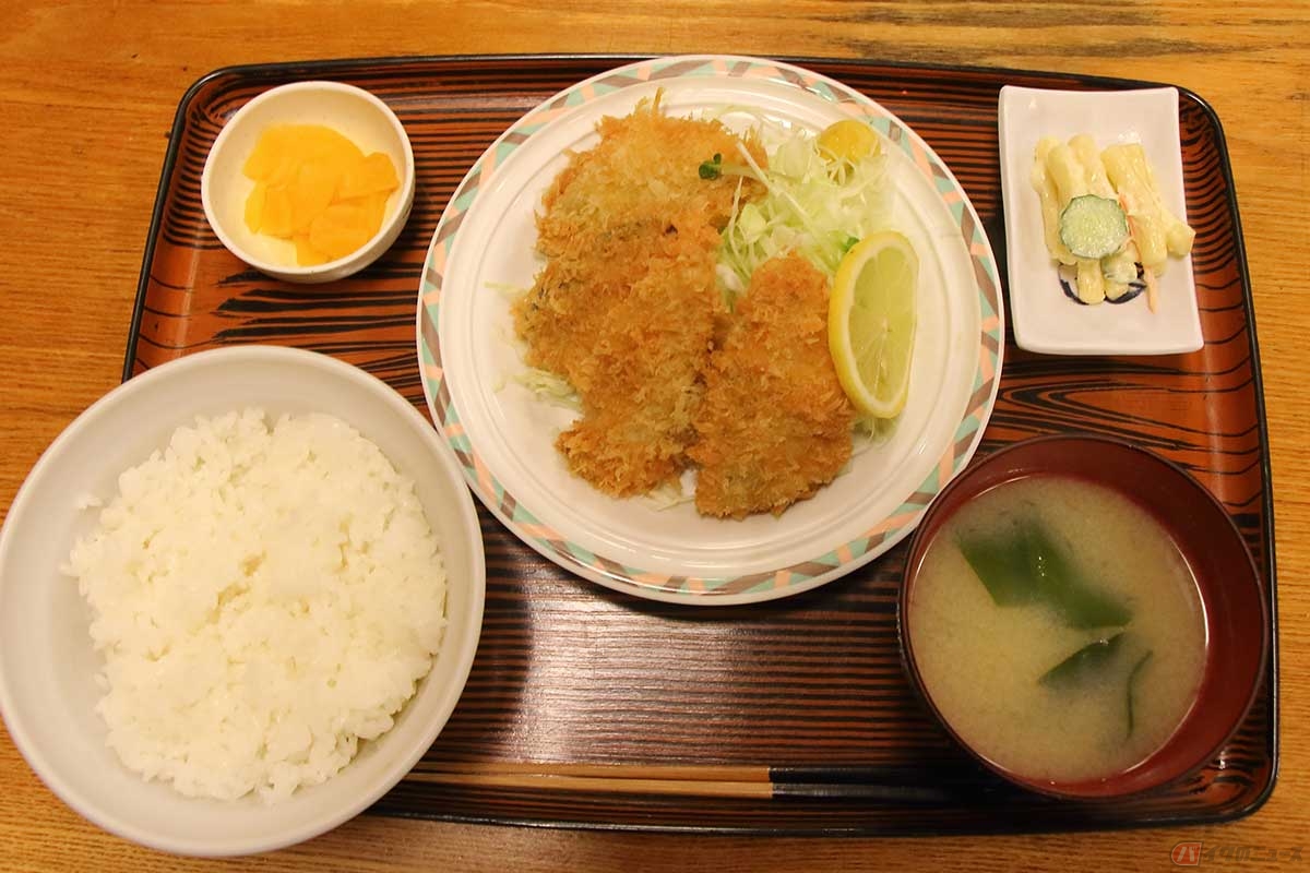 「つるかめ食堂 歌舞伎町店」の「アジフライ定食」(900円)は半身が4枚で2尾分