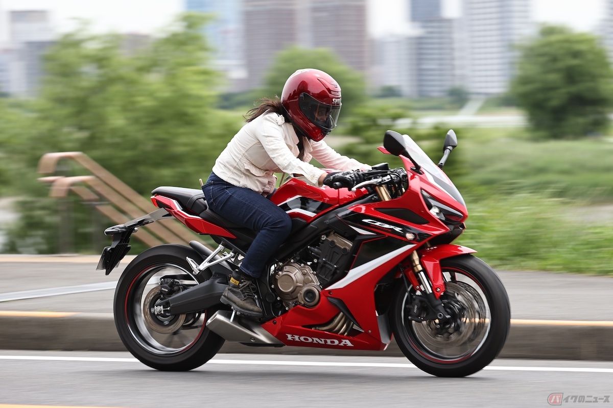 フルフェイスヘルメットにメガネを使用する時、メガネのポジションが定まらず装着に時間がかかったり、装着できてもこめかみ部分や耳後ろが圧迫されて痛みが出たりする場合