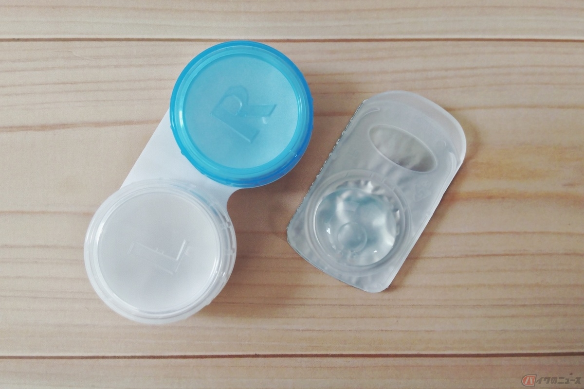 メガネとコンタクトレンズを併用してのバイク走行は、法律上何の問題もない