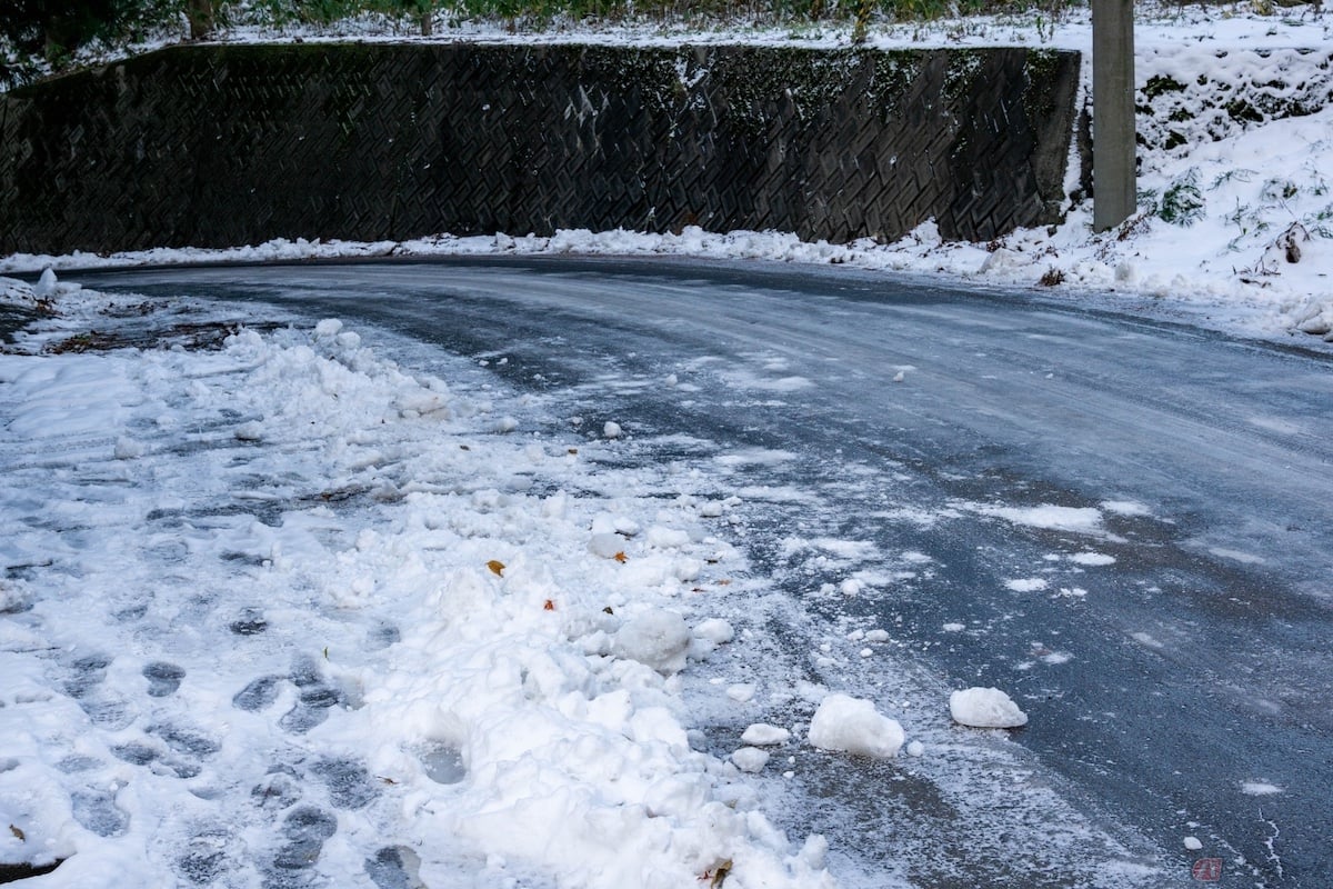 路面凍結とは、気温が氷点下になり降雨後の路面の水分が凍結すること