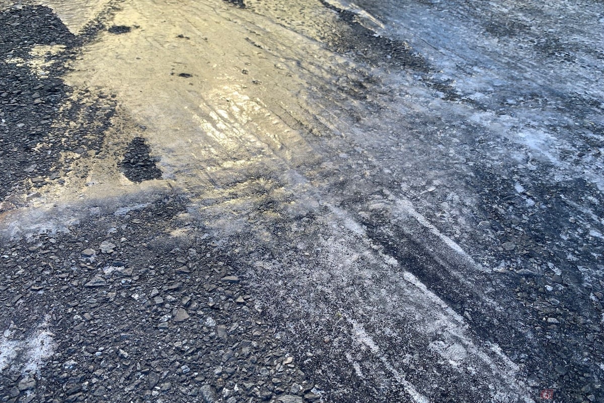 雪がクルマのスタッドレスタイヤで押し固められ、磨かれることで鏡面のように路面凍結する現象「ミラーバーン」