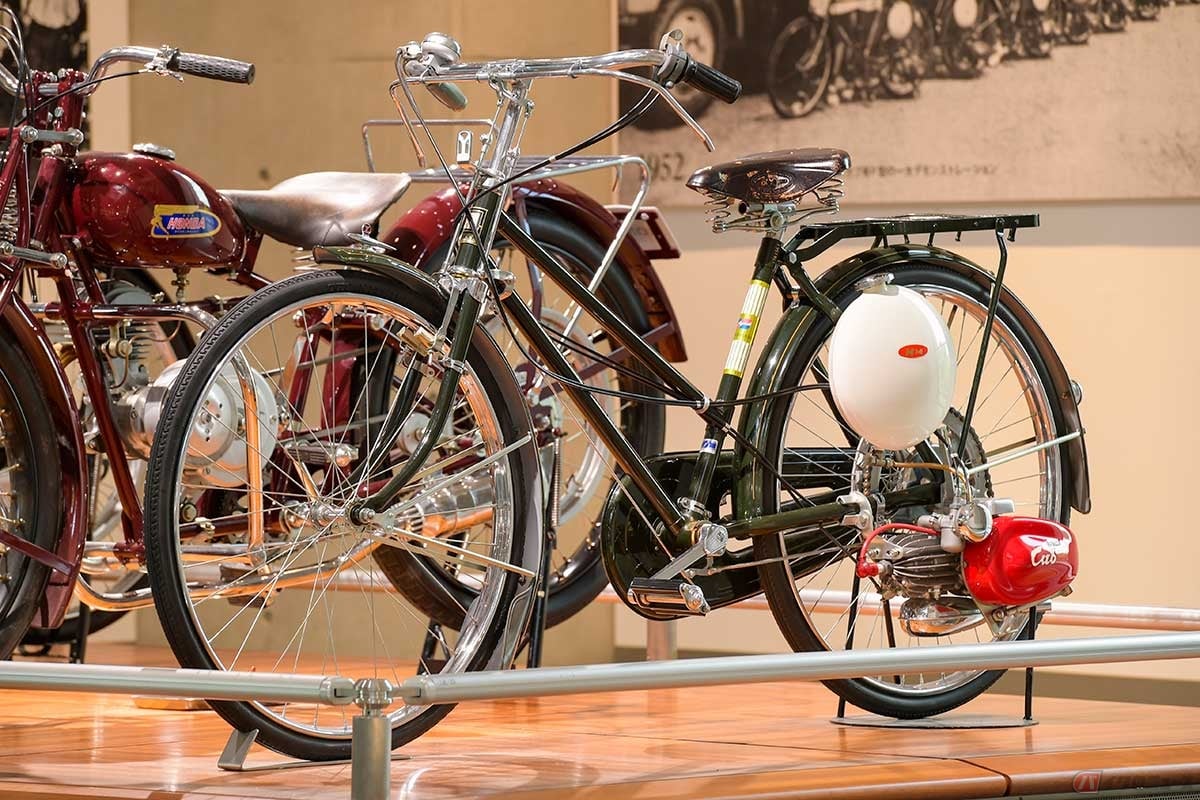 自転車用補助エンジンの決定版、ホンダ「カブF型」は、排気量60ccの2ストークエンジンで、馬力は1.8HP。当時のほとんどの自転車に取り付け可能だった