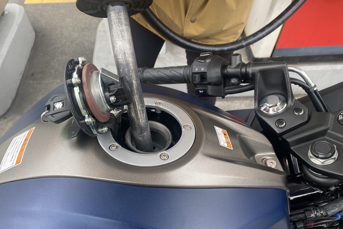 危険物の規制に関する政令第27条第6項第1号ロには、「自動車等に給油するときは、自動車等の原動機を停止させること」と記載されている