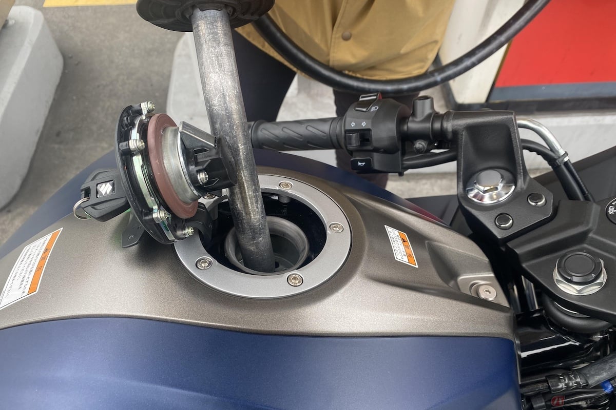 危険物の規制に関する政令第27条第6項第1号ロには、「自動車等に給油するときは、自動車等の原動機を停止させること」と記載されている