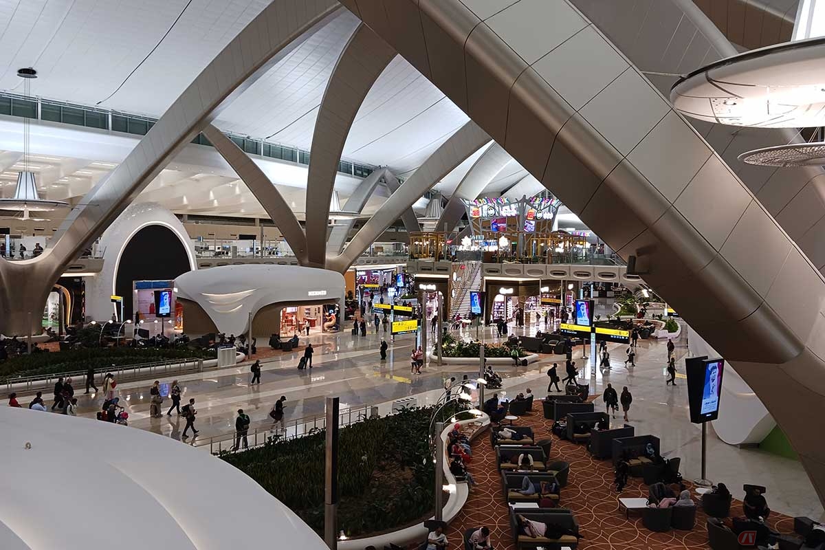 成田空港からスペインのバルセロナ・エル・プラット空港まで、乗り継ぎのアブダビ国際空港の豪華さに度肝を抜かれる。そのへんにある椅子やソファまでデザインが凝っている