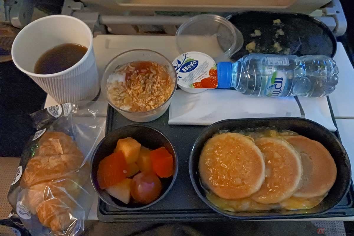 アブダビ国際空港からバルセロナ・エル・プラット空港までのフライトで、2回目の機内食。パンケーキのメニューにもパンが付いている。パンケーキはパンに入らないのだろうか、と思う