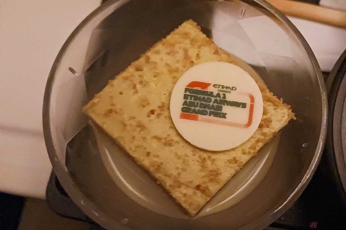 アブダビ国際空港から成田空港までのフライトで提供された1回目の機内食のデザート。薄暗い機内でチョコレートプレートの文字が小さすぎたが、「FORMULA1 ETIHAD AIRWAYS ABU DHABI GRAND PRIX」を見逃さなかった
