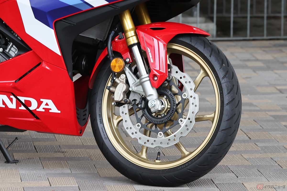 フロントフォークなどの可動部は、キチンと馴染むまでは本来の性能を発揮できない。ブレーキも、ディスクローターとブレーキパッドの「アタリ」が出るまでは効きが弱い