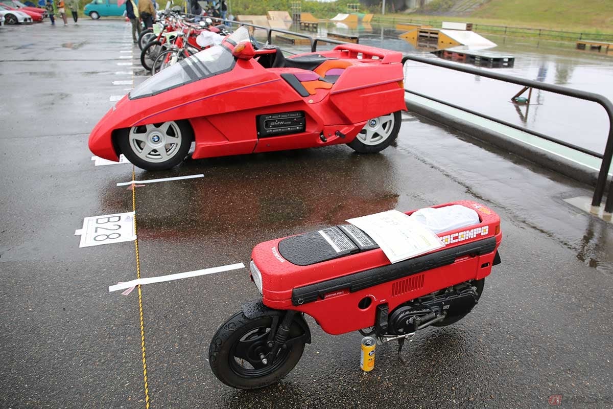 ハンドルを折り畳んだ状態になっている1982年式のホンダ「モトコンポ」からすると、より巨大に見えるサイドカー、1996年式のクラウザー「ドマニ」が並ぶ(写真/小林ゆき)