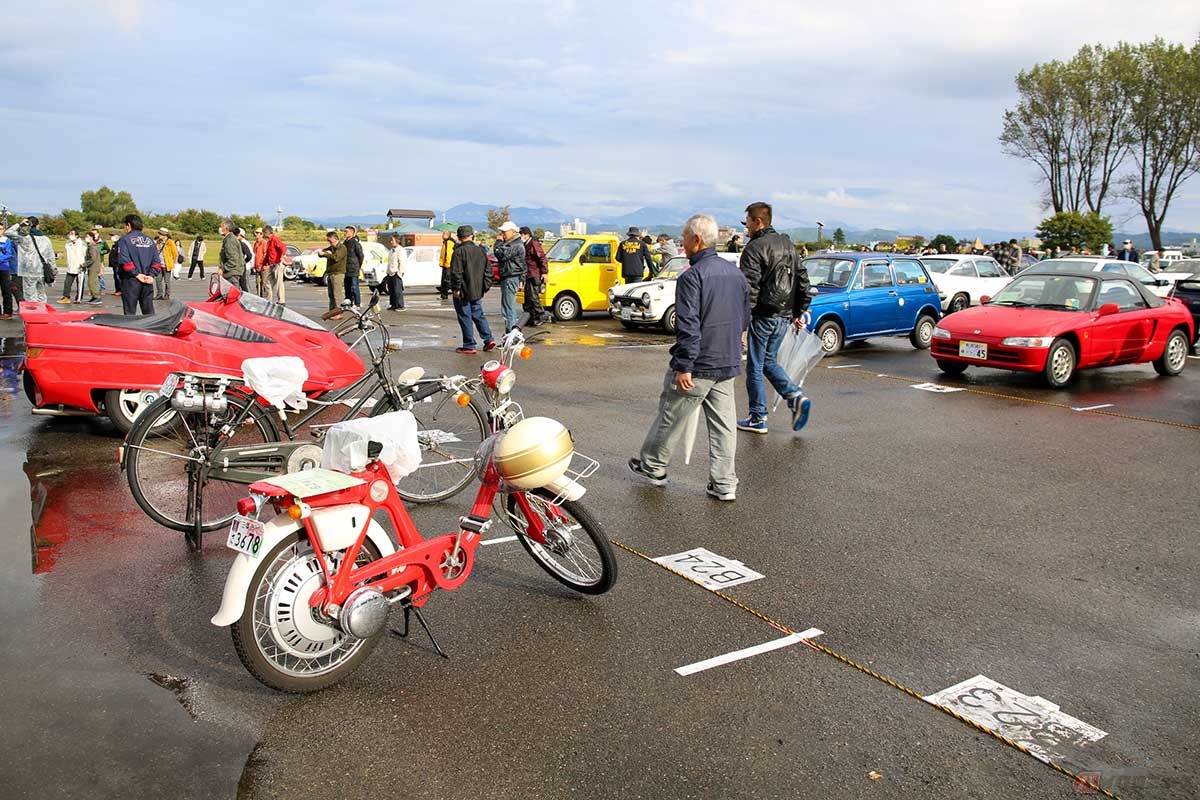 2000年までに製造されたバイクとクルマのオーナーが集う「20世紀ミーティング秋季」が、2023年10月15日に新潟県三条市の「ミズベリング三条」で開催された（写真／小林ゆき）
