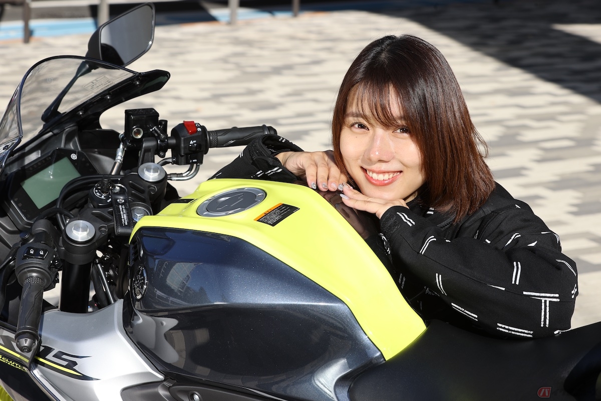 タンク真上に引かれたイエローラインが乗っているライダーの視界にも入るようになっていてオシャレ