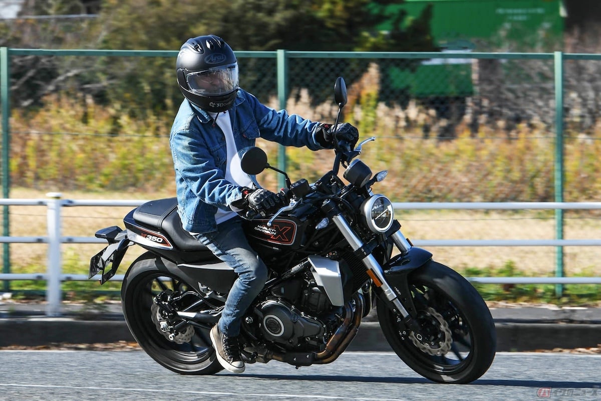 中型免許でも乗れるハーレーダビッドソン「X350」の走りを堪能する筆者(木下隆之)