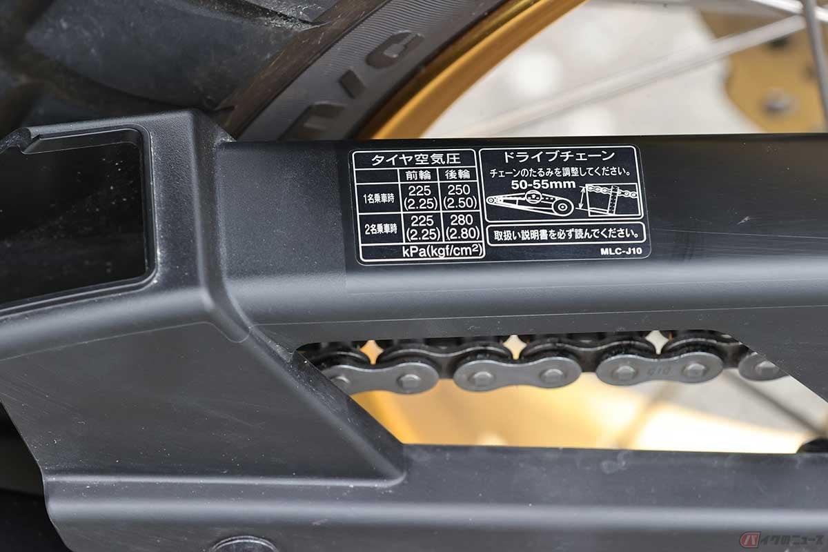 チェーンケースに貼られた指定空気圧のステッカー