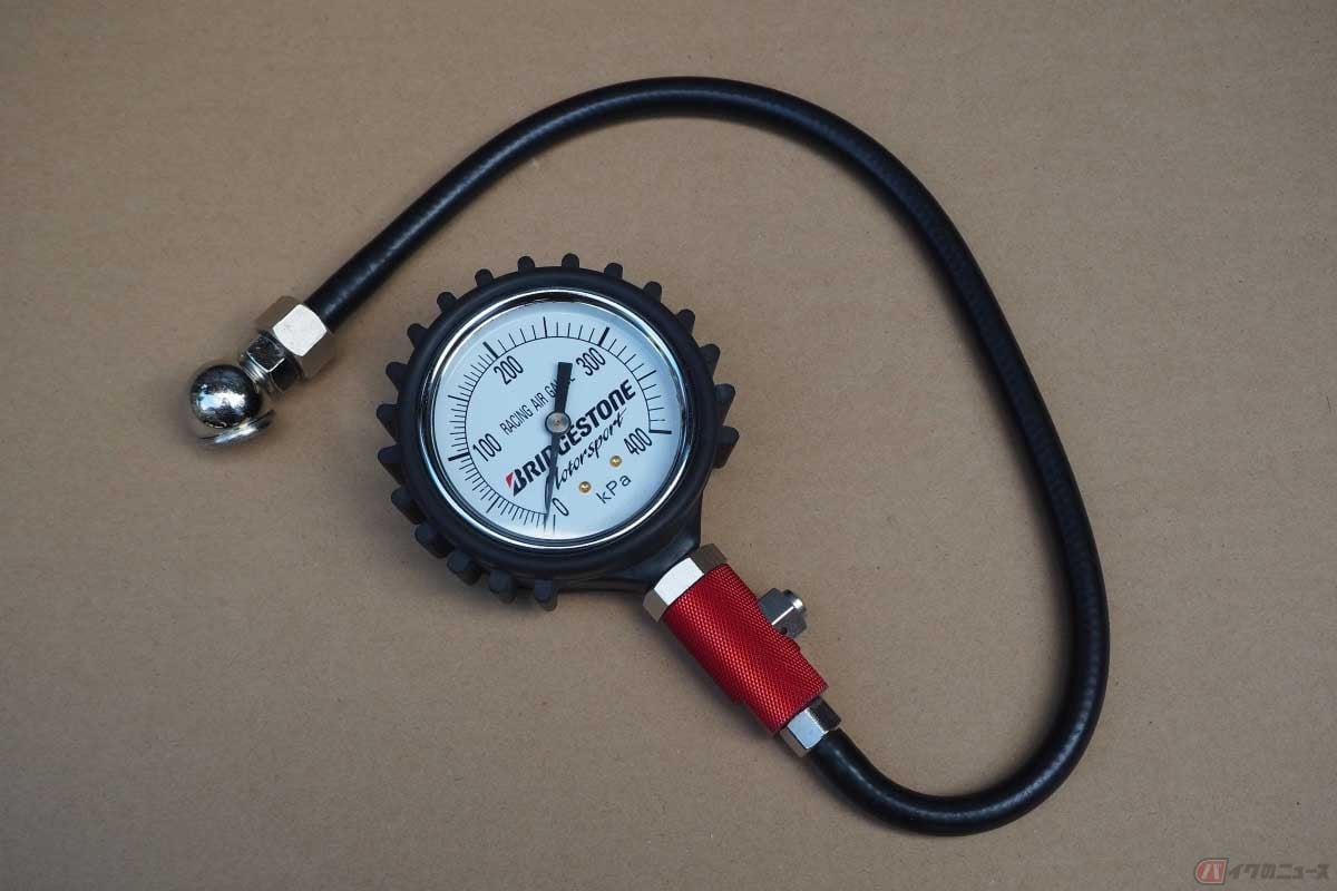 メーター式の空気圧ゲージは価格に幅があり、写真のブリヂストン製は約1万円ほどするが、1000円台からでも手に入る
