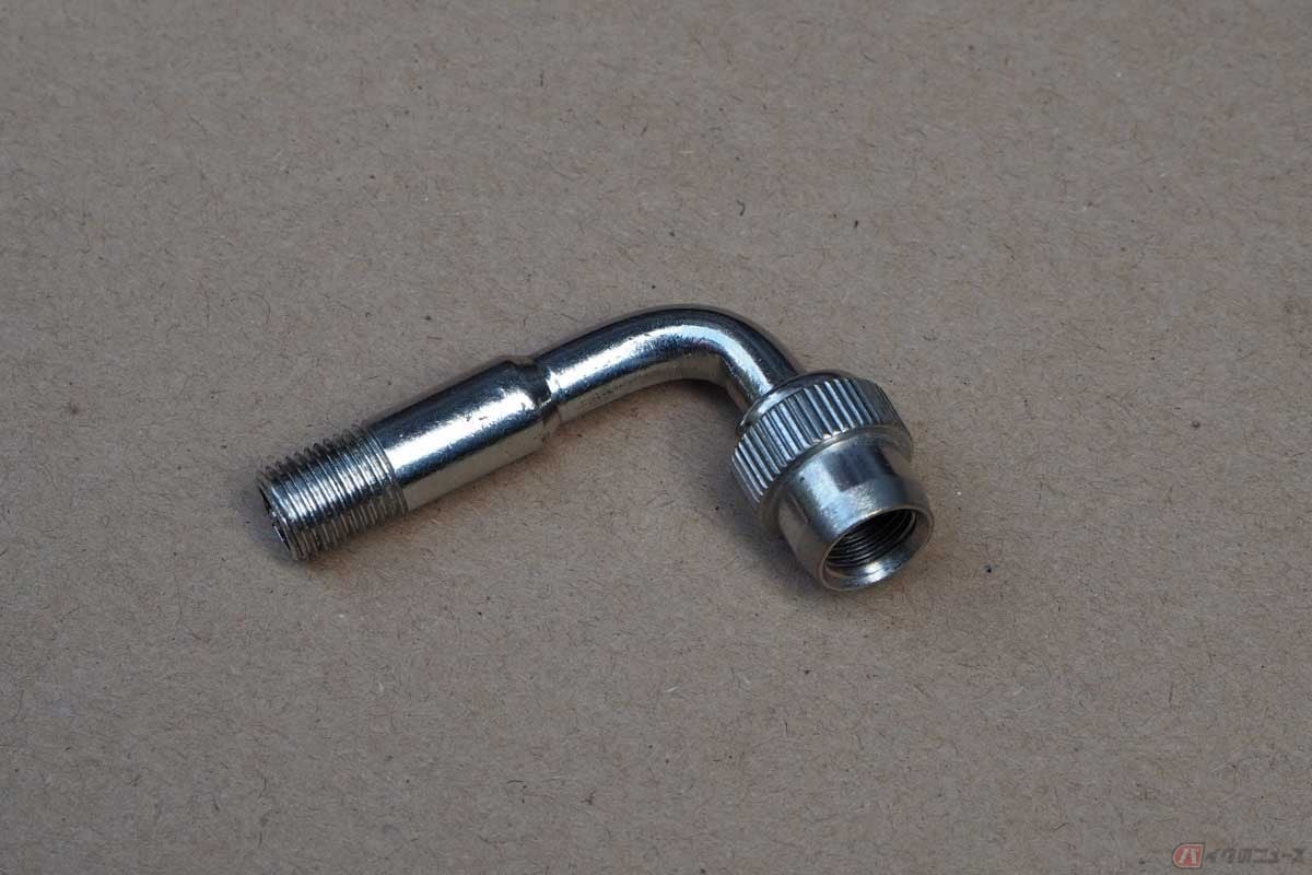 タイヤの空気バルブに装着するL字型エクステンション。バイク用品店やWEBショップで500~1000円くらいで購入できる