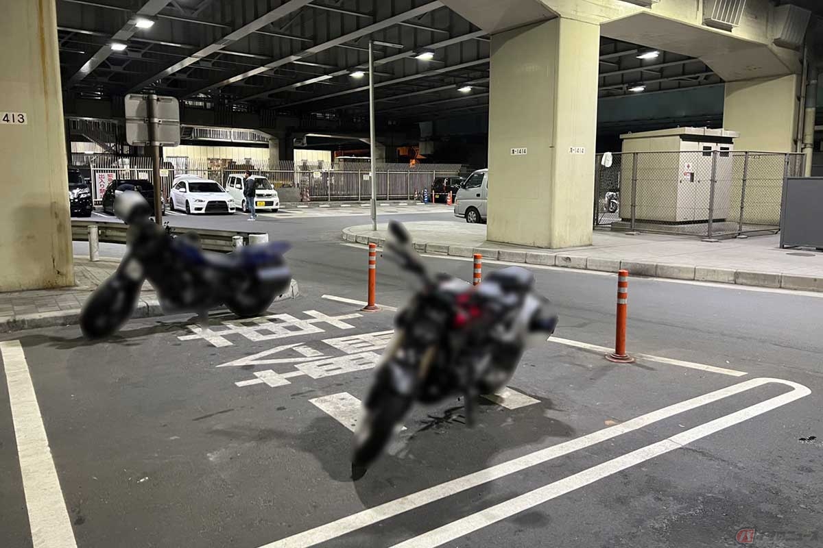 近代的なデザインの「市川PA」では、2輪専用の駐車スペースもしっかり確保されている