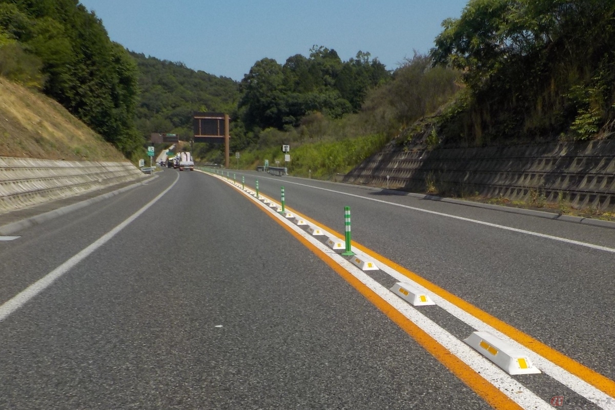 暫定2車線区間の中央帯部分には、これまでは柔らかい素材でできたラバーポールが設置されていた