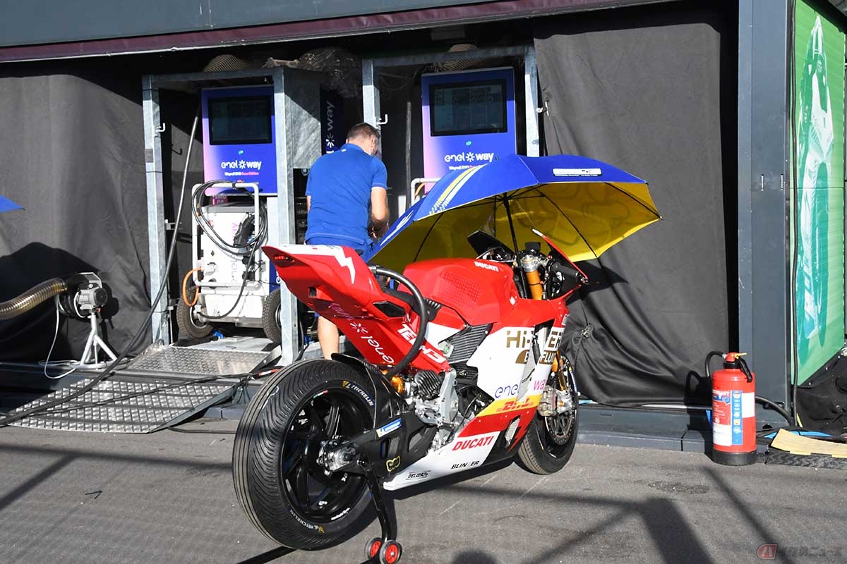 MotoE用パドックの「Eパドック」では、走行の合間にマシンへの充電が行なわれる