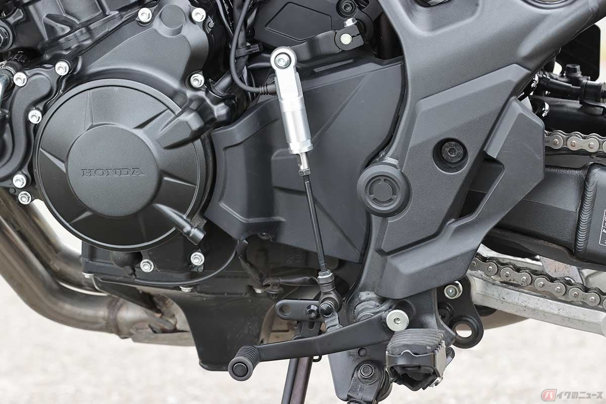 クイックシフターを作動させるために、シフトペダルのリンクシャフトに設けられたセンサースイッチ。写真はホンダ「XL750 TRANSALP」でオプション設定のアップ/ダウン対応のクイックシフター