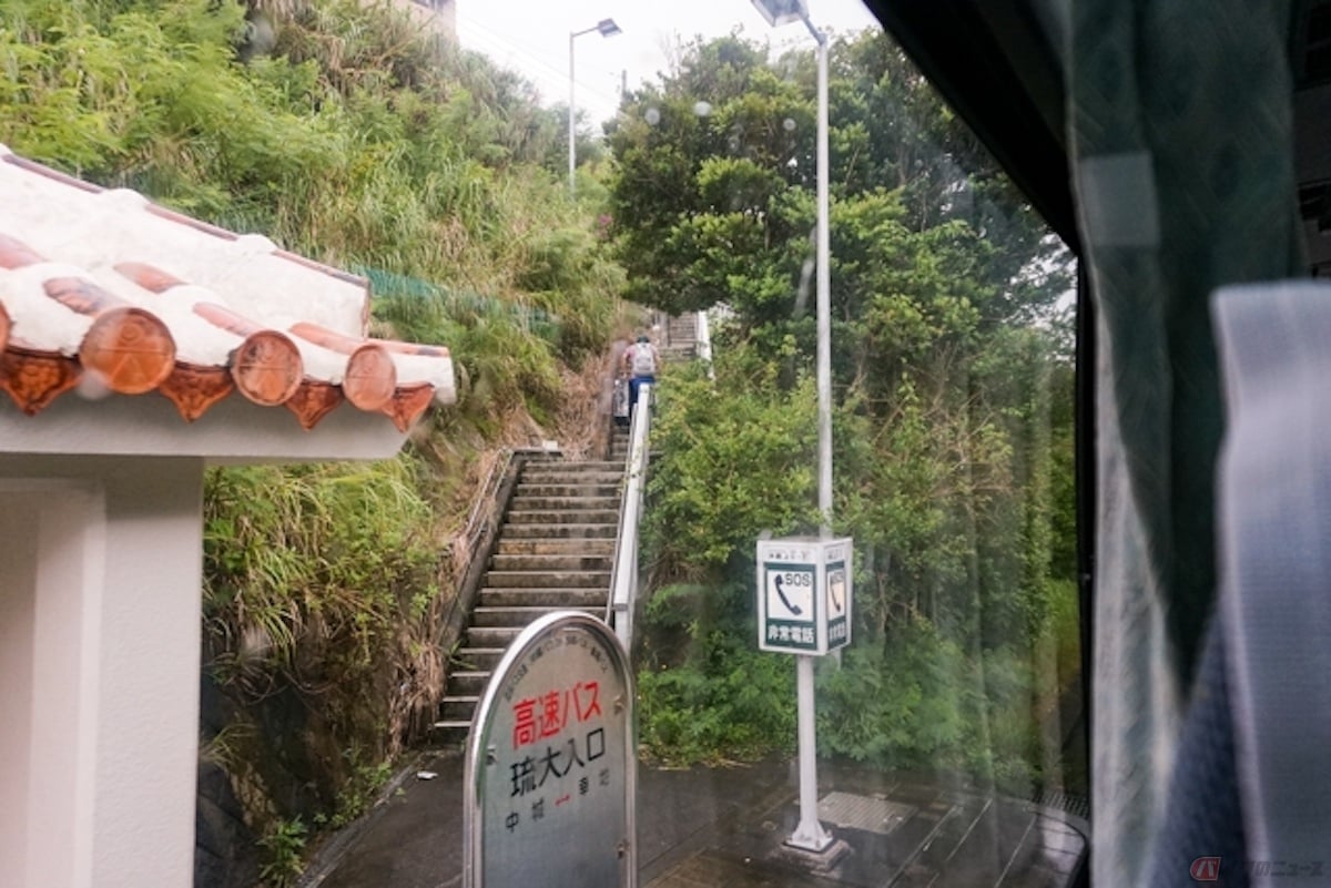 高速バスのバス停は高速道路上の高いところにあることが多いので、一般道から長い階段を上って入場するくしくみがほとんど