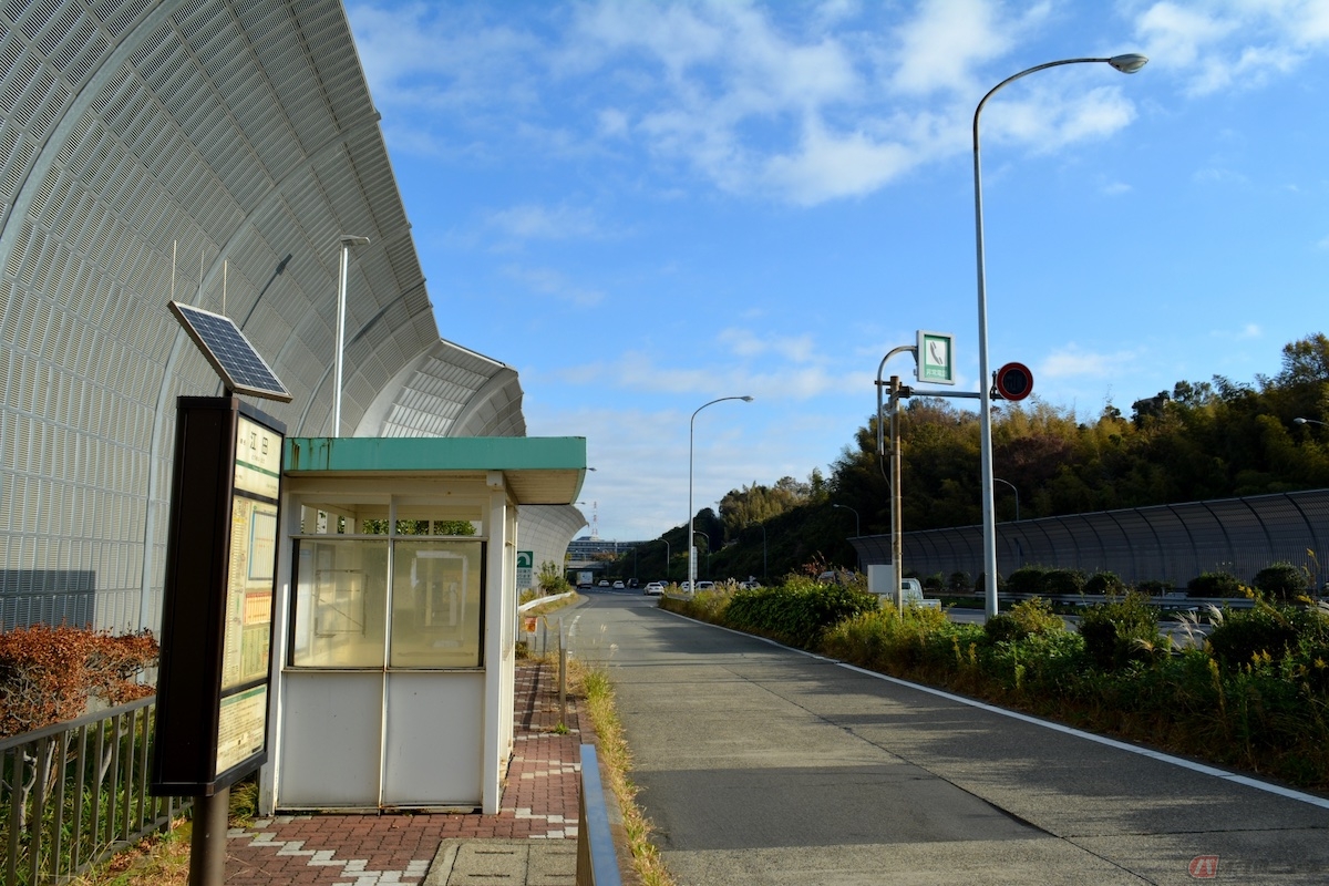 高速道路のバス停は、路線バスの乗客の乗り降りのための停車が例外的に認められている公共の施設