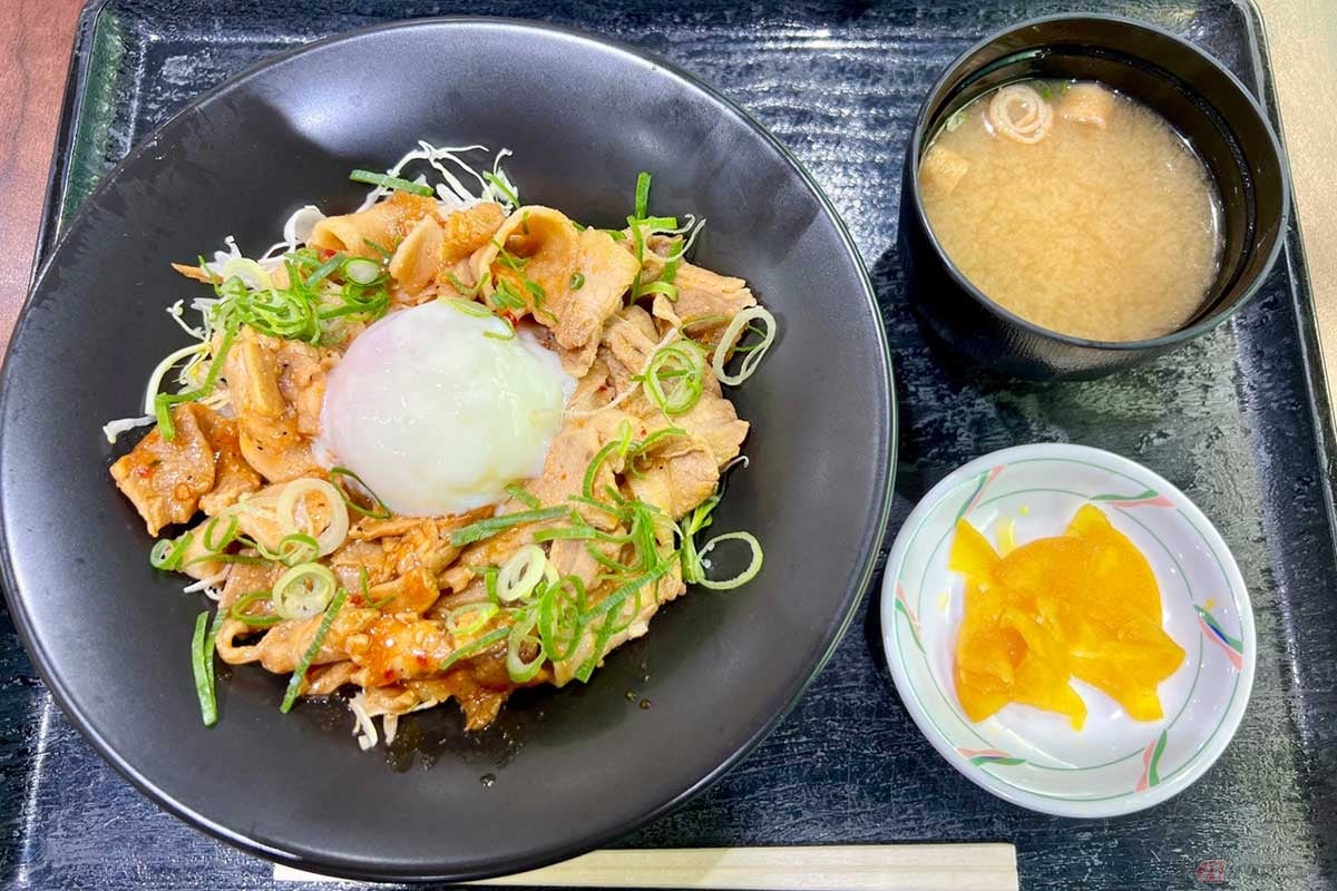 東名高速「牧之原SA」(上り)で食した「豚七味丼」(980円)は、思ったほどピリ辛さはなく、七味は良いアクセントになっていた。いわゆるスタミナ系丼