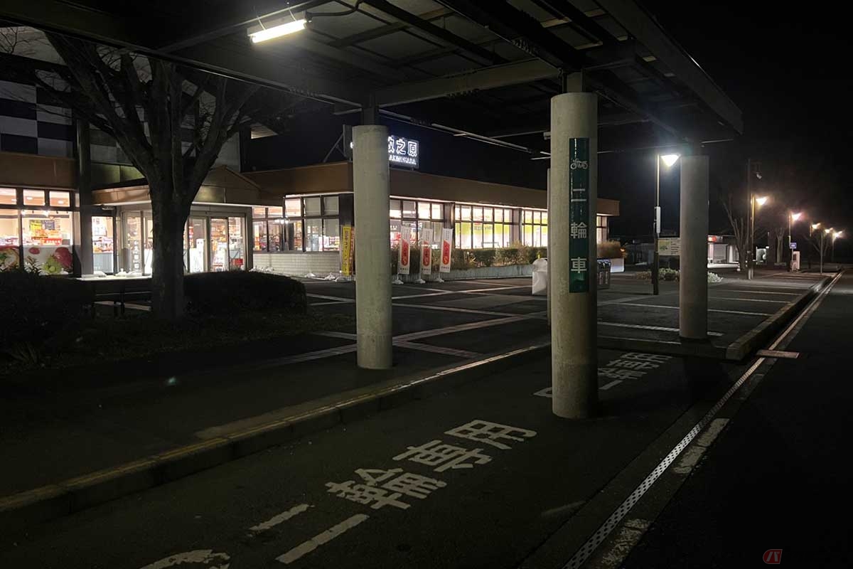 広大な敷地面積の「牧之原SA」（上り）では、2輪専用の駐車スペースも広く確保され屋根も完備