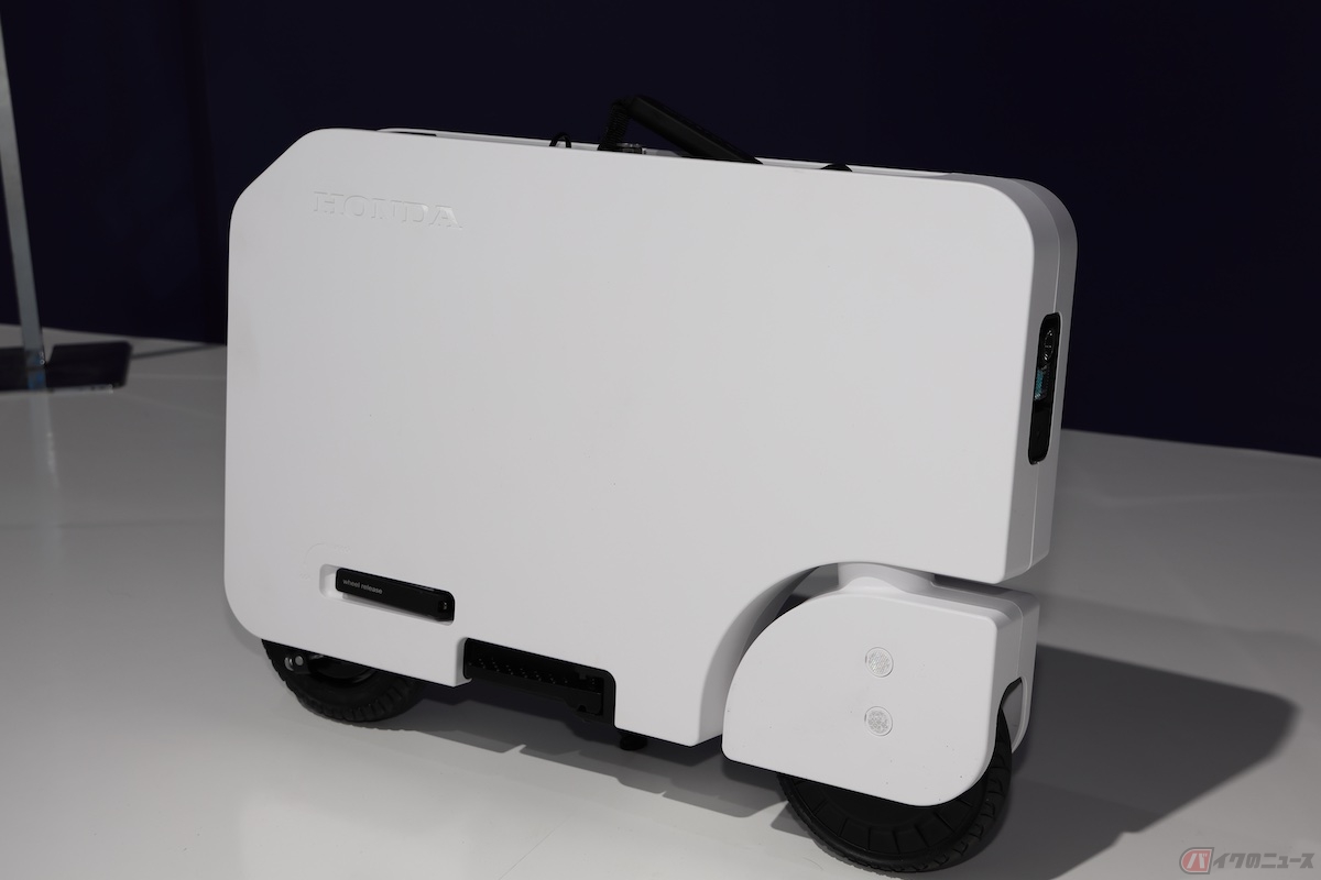 「モトコンパクト」は、ハンドルとシートを折りたたんで、平たい箱状のボディに収納可能