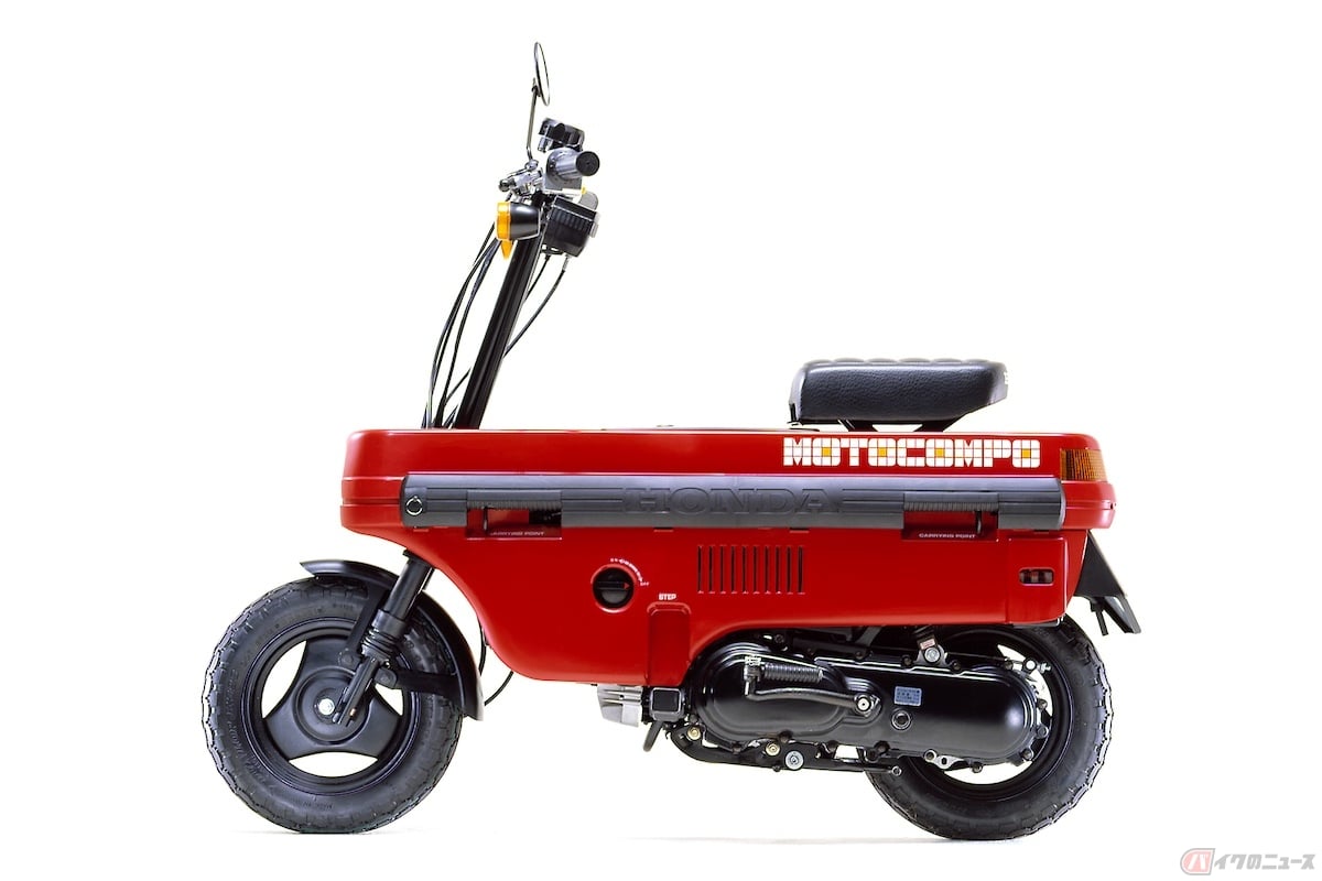 モトコンポのスペックは、49ccの2サイクルエンジンで最高出力は2.5ps、変速機のない自動遠心クラッチを採用